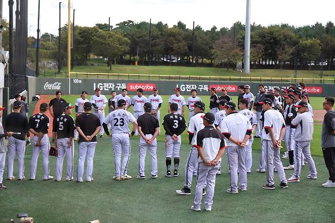 ▲ 15일 청백전을 마친 뒤 훈련을 준비하는 LG 선수들. ⓒ LG 트윈스