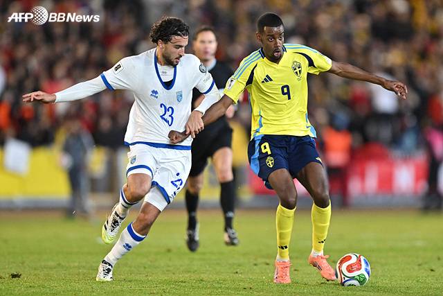 스웨덴 주전 공격수 알렉산드르 이삭(오른쪽). /AFPBBNews=뉴스1