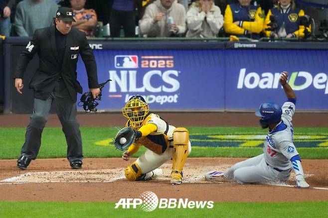 LA 다저스 테오스카 에르난데스(오른쪽)가 14일(한국 시각) 미국 위스콘신주 밀워키에 위치한 아메리칸 패밀리 필드에서 펼쳐진 밀워키 브루어스와 2025 미국 프로야구 메이저리그(MLB) 포스트시즌 내셔널리그 챔피언십 시리즈(7전 4선승제) 1차전에서 4회 홈에서 포스 아웃을 당하고 있다. /AFPBBNews=뉴스1