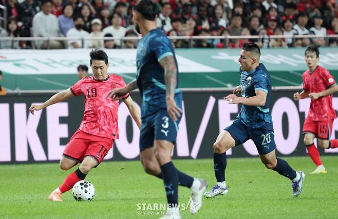한국 축구 국가대표팀이 14일 서울월드컵경기장에서 파라과이 대표팀과 친선경기를 벌였다.  이강인이 파라과이 수비를 피해 택배 크로스를 올리고 있다. /사진=김진경 kim.jinkyung@