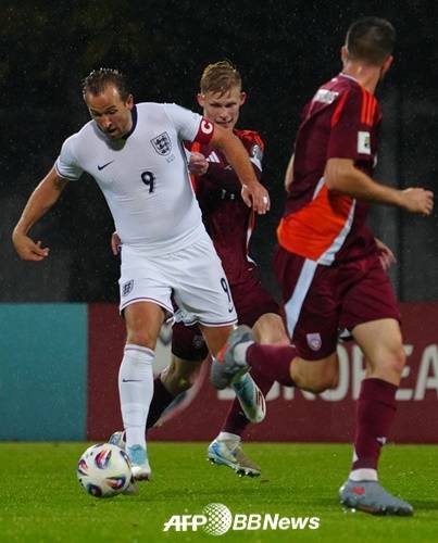 드리블 돌파하는 해리 케인(왼쪽)의 모습. /AFPBBNews=뉴스1