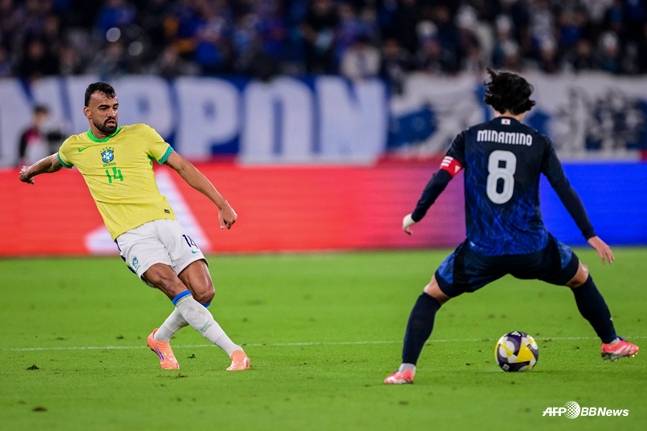 미나미노를 앞에 두고 패스를 하는 브루노. /AFPBBNews=뉴스1