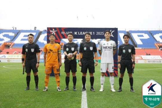 제주월드컵경기장에서 열린 제주SK와 전북 현대의 하나은행 K리그1 2025 32라운드를 앞두고 양 팀 주장과 이동준(오른쪽 세 번째) 주심 등 심판진이 기념 사진을 촬영하고 있다. /사진=한국프로축구연맹 제공
