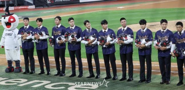 2025 신한 SOL Bank KBO리그 KT 위즈 대 키움 히어로즈 경기가 9월 23일 수원 KT위즈파크에서 열렸다.  2026 신인 드래프트에서 KT에 지명된 신인 선수들이 클리닝 타임 때 팬들과 상견례를 했다.  박지훈을 비롯한 신인 선수들이 팬들에게 KT 입단 신고를 하고 있다. /사진=김진경 대기자