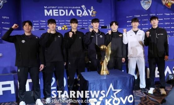 포즈를 취하는 7개팀 선수들의 모습. /사진=김진경 대기자