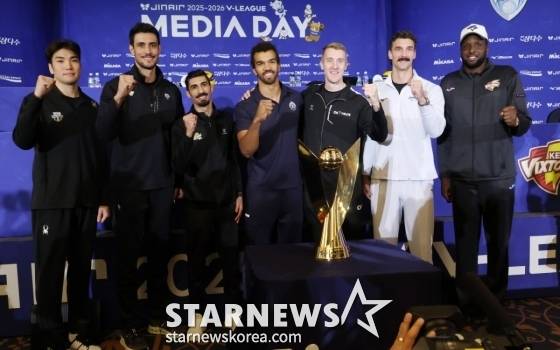 한국배구연맹(KOVO)은 15일 오후 3시 서울 강남구 청담 리베라호텔에서 '2025~2026시즌 V리그 남자부 개막 미디어데이'를 개최했다. 사진은 기념촬영하는 외국인 선수들. /사진=김진경 대기자