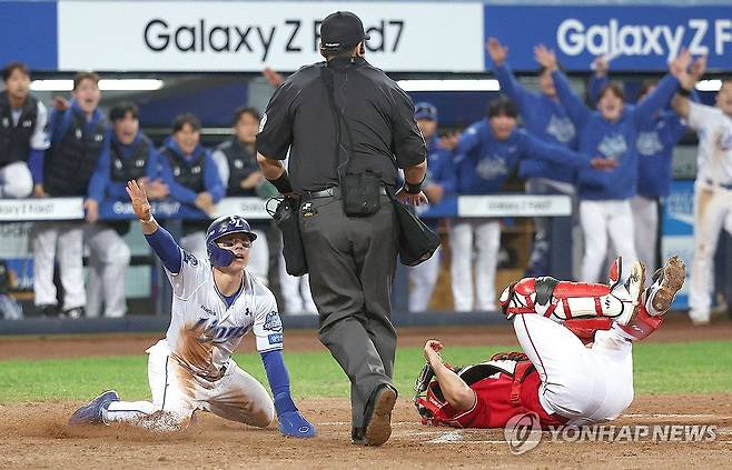 김성윤 '세이프' (대구=연합뉴스) 윤관식 기자 = 14일 대구 삼성라이온즈파크에서 열린 2025 프로야구 KBO리그 포스트시즌 준플레이오프 4차전 SSG 랜더스와 삼성 라이온즈의 경기. 6회말 무사 주자 1, 2루 상황에서 삼성 디아즈의 타격 때 김성윤이 홈으로 슬라이딩 후 심판을 바라보고 있다. 2025.10.14 psik@yna.co.kr