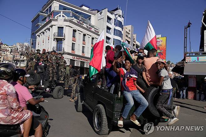 정권 장악 선언하기 위해 대통령궁으로 이동하는 캡사트 부대 [AP=연합뉴스 자료사진. 재판매 및 DB 금지]