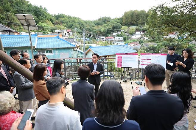 개미마을에서 정비사업 현황 브리핑하는 이성헌 서대문구청장 [서울 서대문구 제공. 재판매 및 DB 금지]