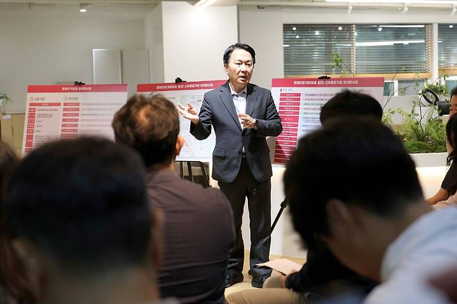 유진상가에서 정비사업 현황 브리핑하는 이성헌 서대문구청장 [서울 서대문구 제공. 재판매 및 DB 금지]