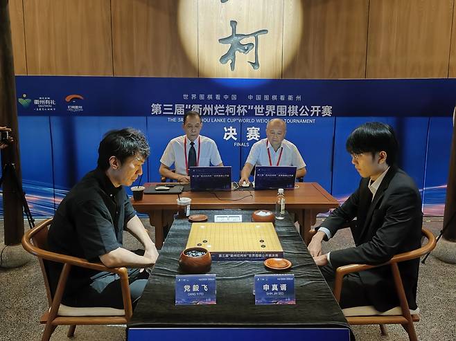 신진서(오른쪽) 9단이 제3회 란커배 결승 3국에서 당이페이 9단에게 패했다. [한국기원 제공. 재판매 및 DB 금지]