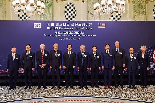 이재명 대통령, 한미 비즈니스 라운드 테이블 참석자와 함께 (워싱턴=연합뉴스) 홍해인 기자 = 이재명 대통령이 25일(현지시간) 미국 워싱턴DC 윌라드 호텔에서 열린 한미 비즈니스 라운드 테이블 리셉션에서 한미 기업인, 한국 측 수행원 등 참석자와 기념촬영을 있다. 
    왼쪽부터 김용범 대통령실 정책실장, 강훈식 대통령비서실장, 미국 칼라일 그룹 데이비드 루벤스타인 공동회장, 류진 한국경제인협회 회장, 이 대통령, 젠슨 황 엔비디아 최고경영자(CEO), 김정관 산업통상자원부 장관, 최태원 대한상공회의소 회장 겸 SK그룹 회장, 게리 디커슨 어플라이드 머티리얼즈 최고경영자(CEO), 위성락 국가안보실장, 주미대사 내정자 강경화 전 외교부 장관. 2025.8.26 [공동취재] hihong@yna.co.kr