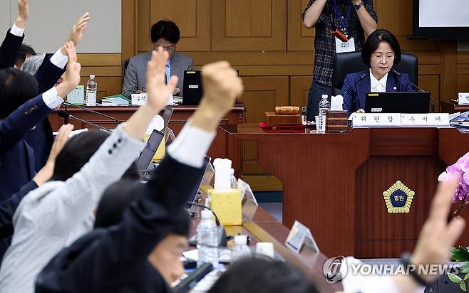 법사위 국감서 진행된 '대법원 전원합의체 서류 요구 건' 거수투표 (서울=연합뉴스) 15일 서울 서초구 대법원에서 열린 전체회의에서 '이재명 대통령의 공직선거법위반 사건에 대한 대법원 전원합의체 관련 서류 제출 요구의 건'에 대한 찬성 거수투표가 진행되고 있다. 2025.10.15 [국회사진기자단] photo@yna.co.kr
