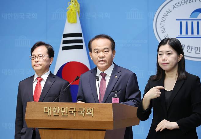 ▲ 16일 서울 여의도 국회 소통관에서 김현지 대통령실 제1부속실장으로부터 피해 받았다고 주장하는 경기도 성남시의회 이덕수 시의원이 기자회견을 하고 있다. /연합뉴스