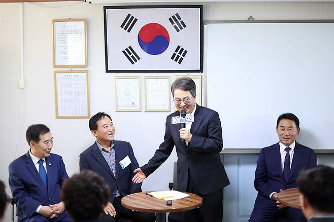 김동연 경기도지사가 16일 포천시 가산면 우금1리 마치미 마을을 찾아 주민들과 대화를 나누고 있다. 사진=경기도청