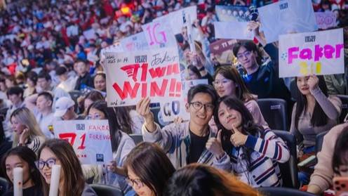 2025 월즈 플레이-인 스테이지 진출한 T1을 응원하는 팬들. 라이엇게임즈 제공