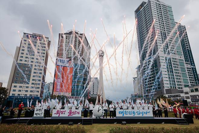 2025 울산공업축제 개막 첫날인 16일 울산 남구 공업탑로터리에서 열린 출정식에서 김두겸 울산시장, 김철 공업축제 추진위원장, 이성룡 울산시의장, 김충곤 한국노총 울산지역본부 의장, 이윤철 울산상공회의소 회장, 김영길 중구청장, 김종훈 동구청장, 박천동 북구청장, 이순걸 울주군수, 이동석 현대자동차 대표이사, 김상회 HD현대중공업 전무, 박정원 SK에너지 부사장, 김보찬 S-OIL Ulsan complex Head, 백승우 S-OIL 노동조합 위원장, 김승현 고려아연 온산제련소장, 문병국 고려아연 온산제련소 노조위원장, 김태한 BNK울산경남은행장을 비롯한 참석자가 출정 퍼포먼스를 하고 있다. 최지원 기자