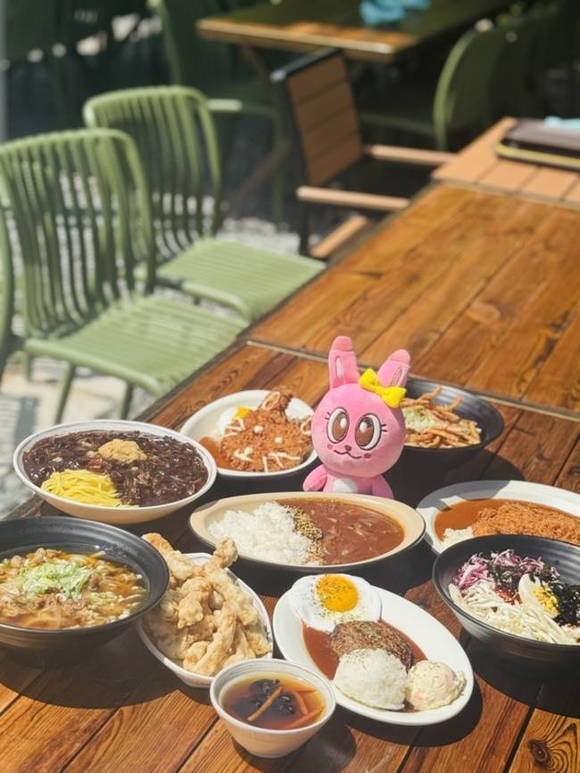 산토끼밥상 네 곳에서 판매하는 음식들. /산토끼밥상