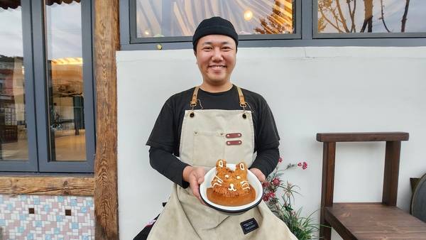 안리식당 김지섭 씨가 토끼동산카츠덮밥을 들고 있다. /이원재 기자