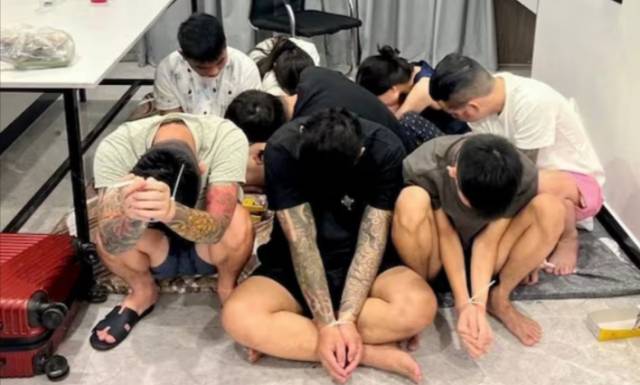 지난 7월 16일 캄보디아 프놈펜에서 현지 경찰에 붙잡힌 다국적 사이버 범죄 조직원들이 두 손이 묶인 채 고개를 숙이고 있는 모습. EPA 연합뉴스