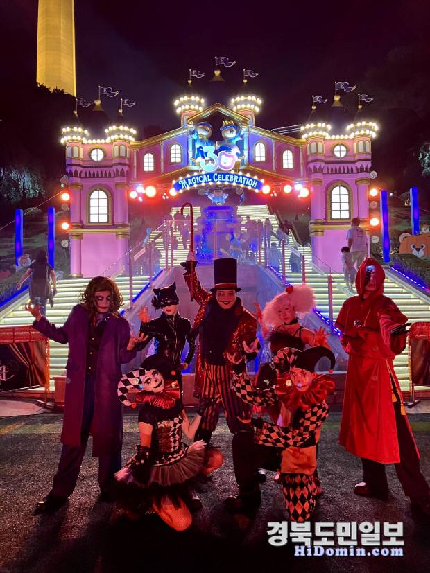 최근 이월드에서 전문 '코스튬 플레이어'들이 핼러윈 복장을 한 채 기념 촬영을 하고 있다. 사진=이월드 제공