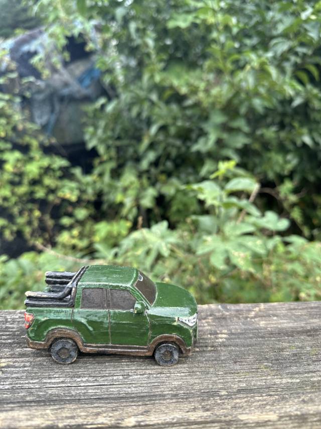 밖_앝에서 열리고 있는 '혼종의 정원'에서 만날 수 있는 임종광 작가의 '지인차조각'(2025) 중에서. 김은영 기자 key66@