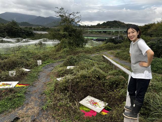 밭에 전시 중인 자신의 '훼손'된 회화 작품을 설명하는 최은희 작가. 김은영 기자 key66@