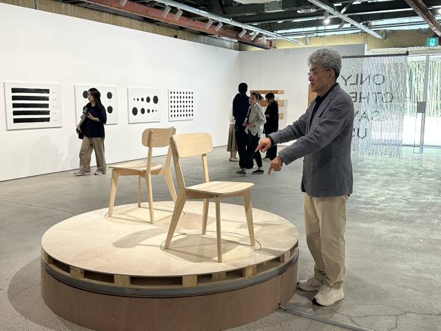 안규철 작가와 ‘두 개의 의자’. 김은영 기자 key66@