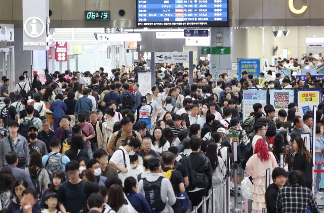 추석 황금연휴 직전인 지난 2일 오전 부산 강서구 김해국제공항 국제선 청사가 해외로 떠나려는 여행객들로 붐비고 있다. 정종회 기자 jjh@