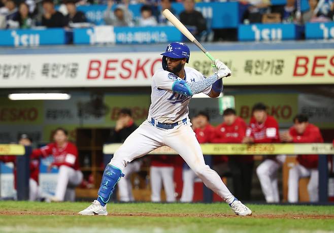 지난 14일 대구 삼성라이온즈파크에서 열린 2025 KBO 프로야구 포스트시즌 준플레이오프 4차전 SSG 랜더스와 삼성 라이온즈의 경기. 8회말 2사 1루 삼성 디아즈가 2점 홈런을 치고 있다. 연합뉴스