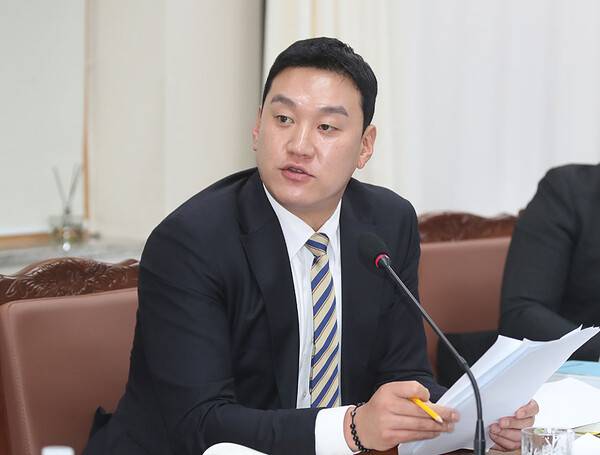 16일 행정사무감사에서 질의하고 있는 김기환 의원.