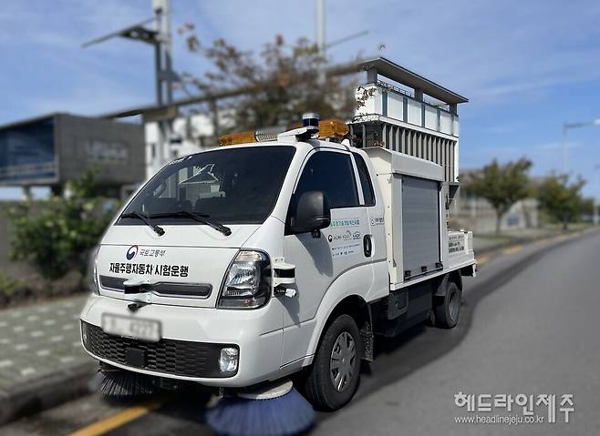 제주 도심권에서 본격 운행되는 자율주행 도로청소차.