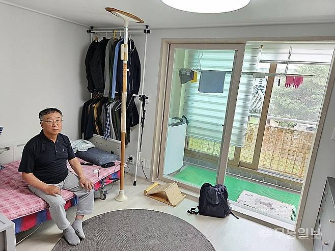 광주 광산구 '살던집 프로젝트'를 통해 요양병원에서 퇴원 후 지난 7월 '중간집'에 입주해 자립을 시작한 이대성씨가 침대에 앉아 휴식을 취하고 있다. 강주비 기자