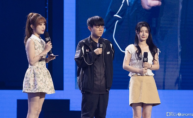 메인 무대 인터뷰 중인 kt 롤스터 '커즈' 문우찬.