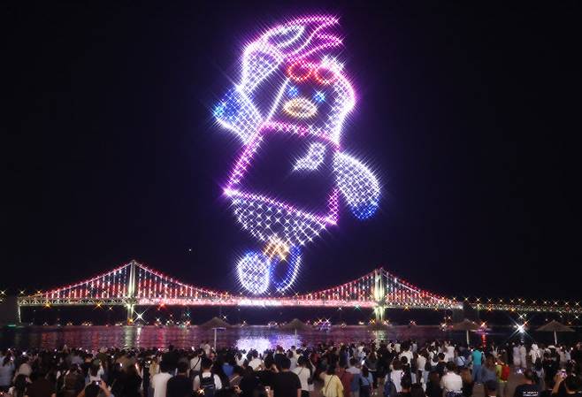11일 오후 부산 광안리해수욕장에서 광안리 엠(M)드론 라이트 쇼의 전국체육대회 기념공연이 펼쳐지고 있다. 사진=연합뉴스