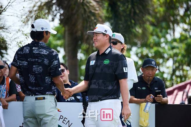 임성재가 2023년 항저우 아시안게임에서 메달을 놓고 경쟁했던 다이치 고(홍콩)과 다시 만나 반갑게 악수하고 있다. (사진=SJM 마카오 오픈)