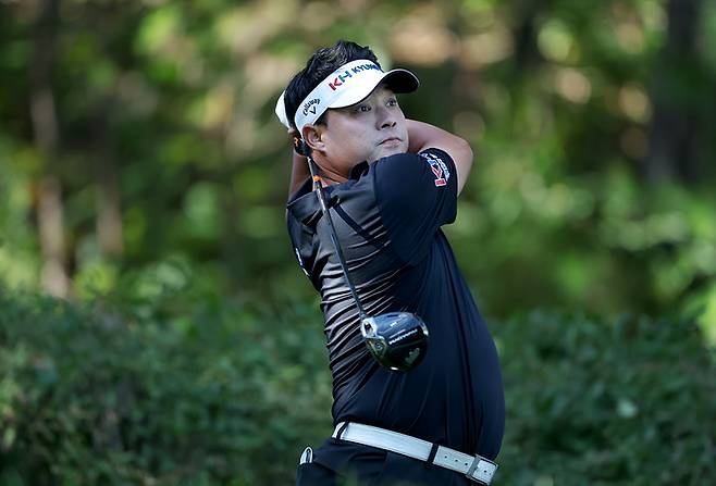 이승택이 16일 열린 KPGA 투어 더채리티클래식 1라운드에서 샷을 하고 있다.