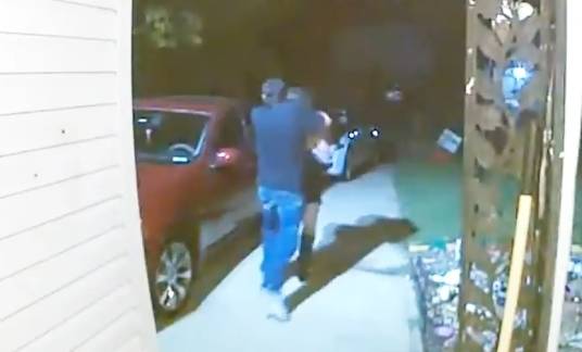 (미국 캔자스주의 한 주택가에서 한 여성이 남성에게 납치되고 있는 장면이 CCTV에 포착됐다. 피플 갈무리)