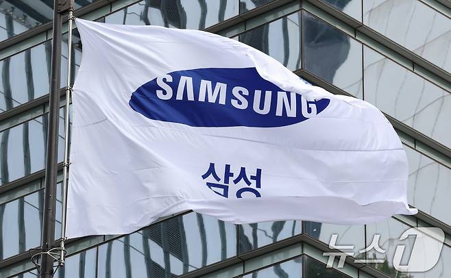 서울 서초구 삼성전자 서초사옥에서 사기가 펄럭이고 있다. 2025.10.14/뉴스1 ⓒ News1 박지혜 기자