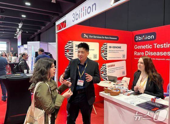 쓰리빌리언 관계자가 지난 5월 이탈리아에서 열린 'ESHG 2025'에서 현지 관람객과 소통하고 있다. (쓰리빌리언 제공)/뉴스1