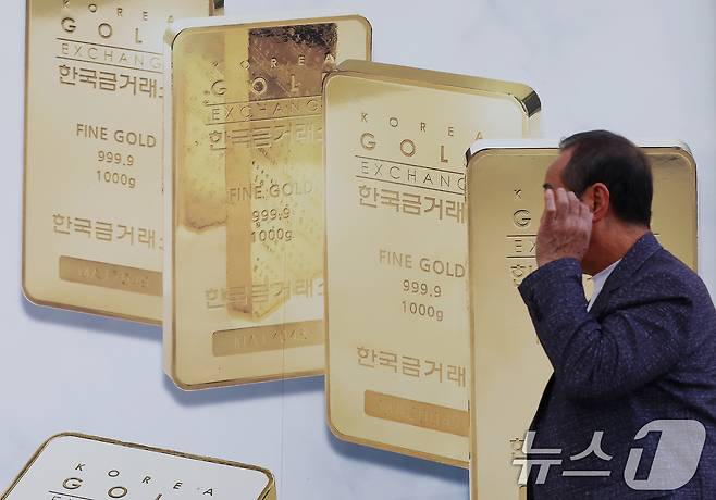 서울 종로구 귀금속 거리에서 시민들이 오가고 있다. /뉴스1 ⓒ News1