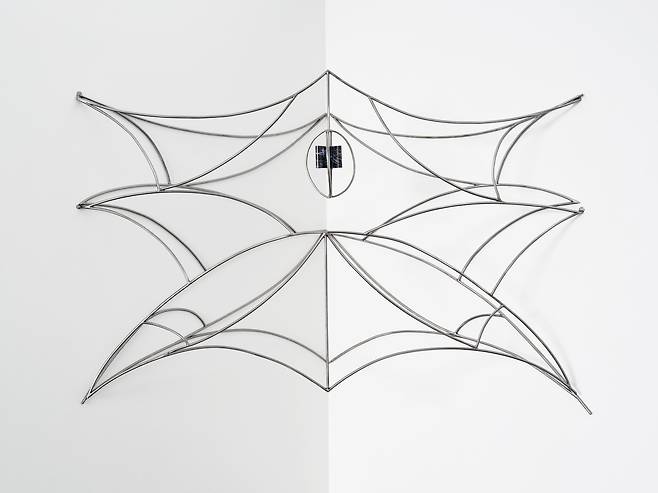 허지은,'Spinnerets', 2025, 철, 필름에 드로잉, 121.92 × 182.88 × 132.8cm, 사진 아르게니스 아폴리나리오, (허지은 제공)