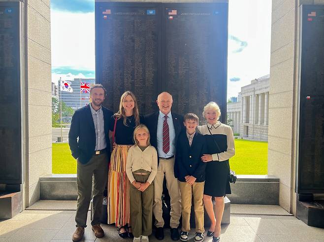 워커 장군 후손들이 전쟁기념관 월튼 워커 장군 이름이 새겨진 전사자명비 앞에서 기념촬영하는 모습.(전쟁기념사업회 제공)