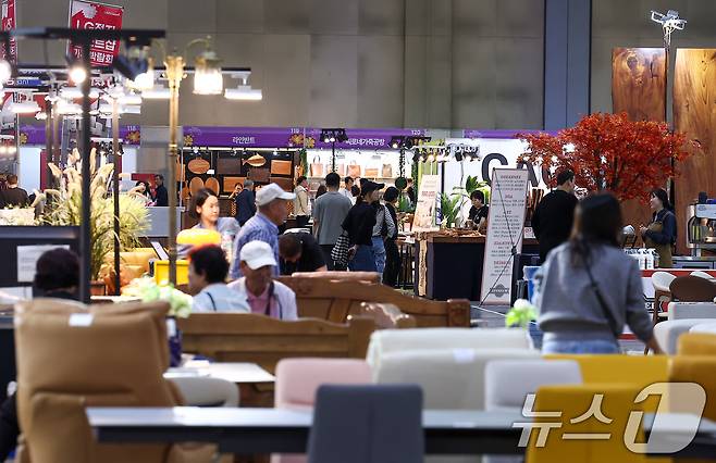 16일 경기 고양시 킨텍스에서 열린 제18회 고양가구박람회를 찾은 관람객들이 전시장을 둘러보고 있다. 2025.10.16/뉴스1 ⓒ News1 김성진 기자