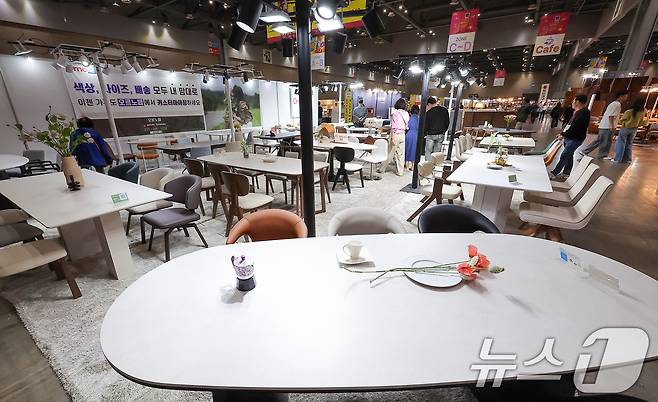 16일 경기 고양시 킨텍스에서 열린 제18회 고양가구박람회를 찾은 관람객들이 전시장을 둘러보고 있다. 2025.10.16/뉴스1 ⓒ News1 김성진 기자