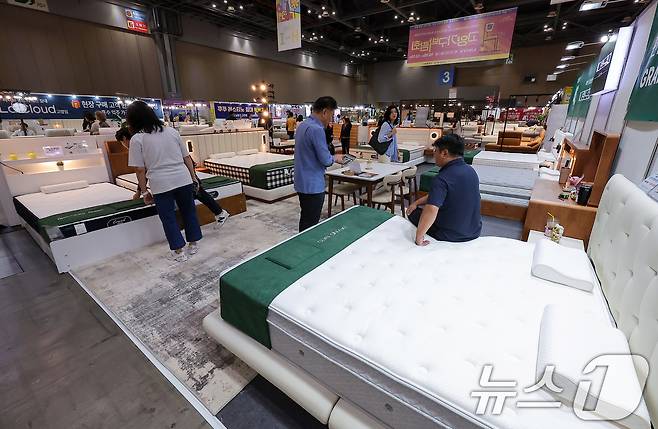 16일 경기 고양시 킨텍스에서 열린 제18회 고양가구박람회를 찾은 관람객들이 전시장을 둘러보고 있다. 2025.10.16/뉴스1 ⓒ News1 김성진 기자