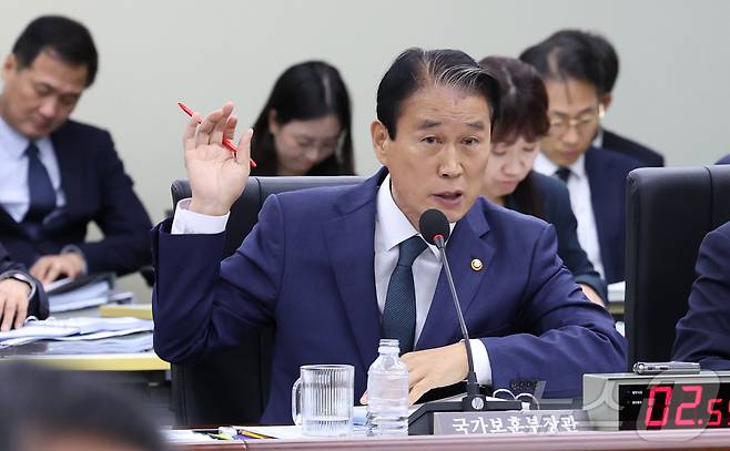 권오을 국가보훈부 장관이 16일 세종시 정부세종청사에서 열린 국회 정무위원회의 국가보훈부에 대한 국정감사에서 위원들의 질의에 답하고 있다. 2025.10.16/뉴스1 ⓒ News1 김기남 기자