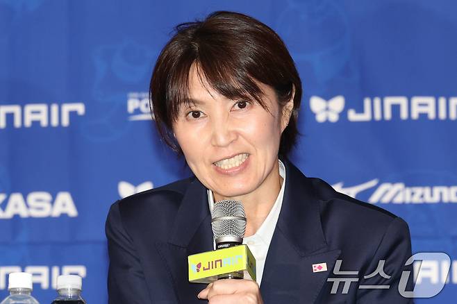 요시하라 토모코 흥국생명 감독이 16일 오후 서울 강남구 청담동 리베라호텔에서 열린 프로배구 진에어 2025-2026 V리그 여자부 미디어데이에서 시즌에 임하는 각오와 포부를 밝히고 있다. 2025.10.16/뉴스1 ⓒ News1 이광호 기자