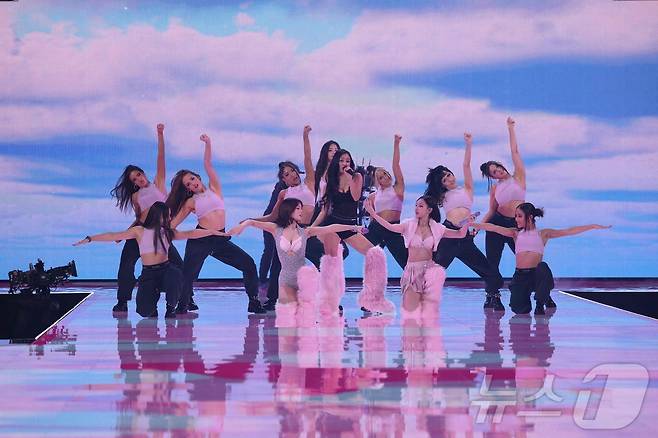 '빅토리아 시크릿 패션쇼' 무대에 오른 트와이스 ⓒ AFP=뉴스1