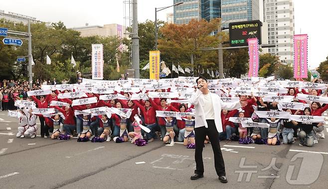 가수 테이가 16일 울산 남구 시청사거리에서  '2025 울산공업축체' 개막 축하 공연을 펼치고 있다. 2025.10.16/뉴스1 ⓒ News1 김세은 기자